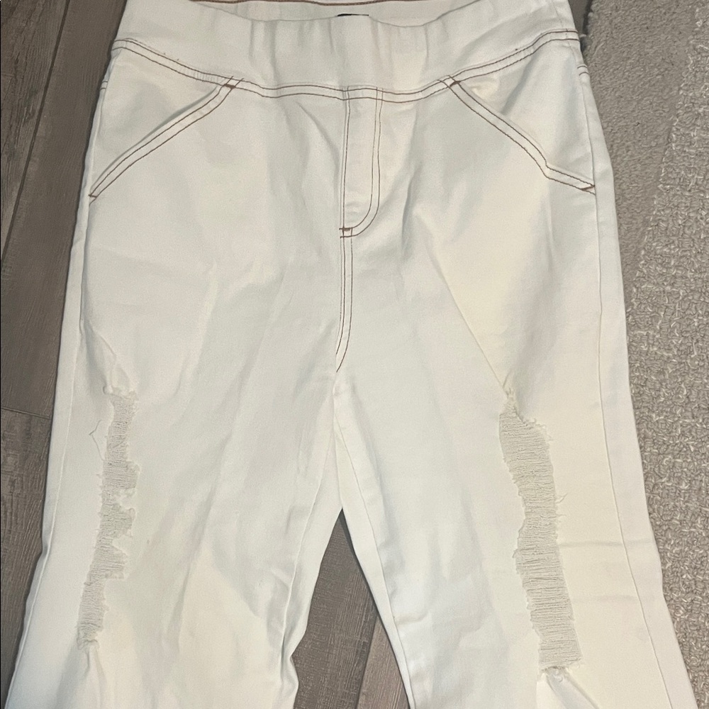 HUE Cream Ankle Pants